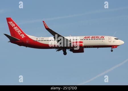 German Air Berlin Boeing 737-800 con registrazione D-ABBD in finale per l'aeroporto di Francoforte Foto Stock
