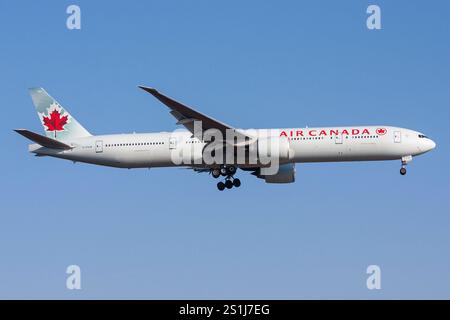 Air Canada Boeing 777-300 con registrazione C-FIUW in finale per l'aeroporto di Francoforte Foto Stock