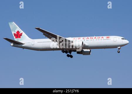 Air Canada Boeing 767-300 con registrazione C-FMWQ in finale per l'aeroporto di Francoforte Foto Stock