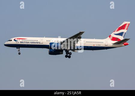 British Airways Boeing 757-200 con registrazione G-CPEN in finale per l'aeroporto di Francoforte Foto Stock