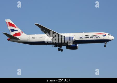 British Airways Boeing 767-300 con registrazione G-BZHC in finale per l'aeroporto di Francoforte Foto Stock