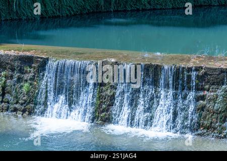 Il centro di Tomar con il fiume Nabao e una cascata, il quartiere di Santarem in Portogallo Foto Stock