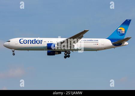 Boeing 767-300 Condor tedesco con registrazione D-ABUI in finale per l'aeroporto di Francoforte Foto Stock