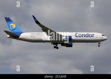 Boeing 767-300 Condor tedesco con registrazione D-ABUE in finale per l'aeroporto di Francoforte Foto Stock