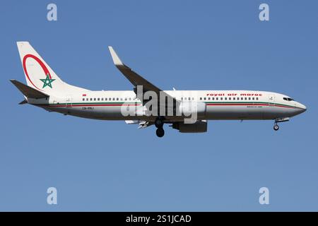 Maroc Boeing 737-800 del Royal Air Maroc marocchino con registrazione CN-RNJ in finale per l'aeroporto di Francoforte Foto Stock