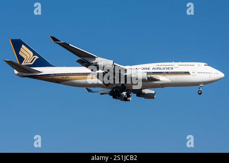 Boeing 747-400 di Singapore Airlines con registrazione 9V-SPO on final per l'aeroporto di Francoforte Foto Stock