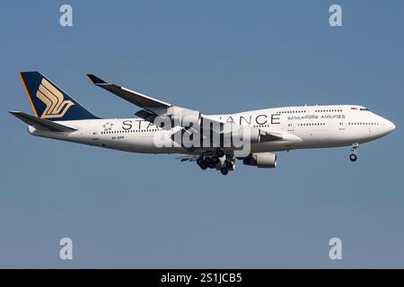 Singapore Airlines Boeing 747-400 in livrea Star Alliance con registrazione 9V-SPP in finale per l'aeroporto di Francoforte Foto Stock
