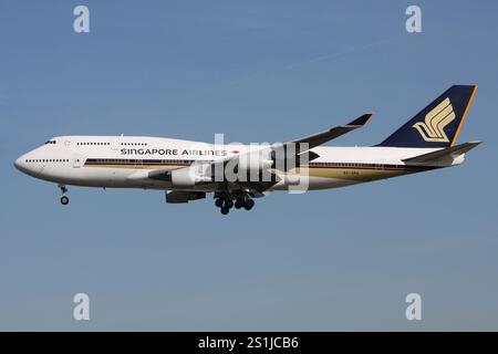 Boeing 747-400 di Singapore Airlines con registrazione 9V-SPA in finale per l'aeroporto di Francoforte Foto Stock