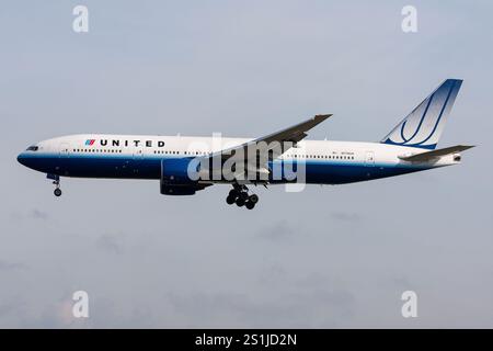 United Airlines Boeing 777-200 con registrazione N776UA in finale per l'aeroporto di Francoforte Foto Stock