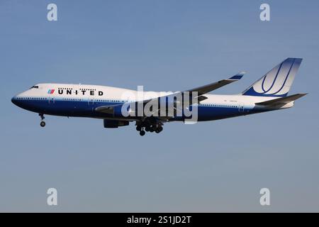 United Airlines Boeing 747-400 con registrazione N107UA in finale per l'aeroporto di Francoforte Foto Stock