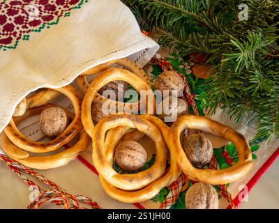 pretzel, noci e mele regalati a chi canta canti natalizi, tradizione rumena della vigilia di natale Foto Stock