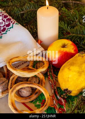 pretzel, noci e mele regalati a chi canta canti natalizi, tradizione rumena della vigilia di natale Foto Stock