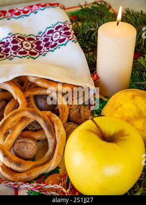 pretzel, noci e mele regalati a chi canta canti natalizi, tradizione rumena della vigilia di natale Foto Stock