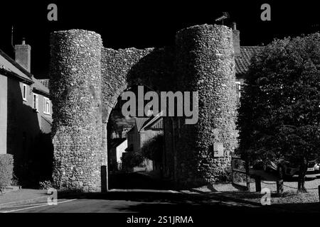 La Bailey Gate del XIII secolo, Castle Acre Village, North Norfolk, Inghilterra, Regno Unito Foto Stock