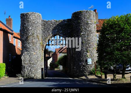 La Bailey Gate del XIII secolo, Castle Acre Village, North Norfolk, Inghilterra, Regno Unito Foto Stock