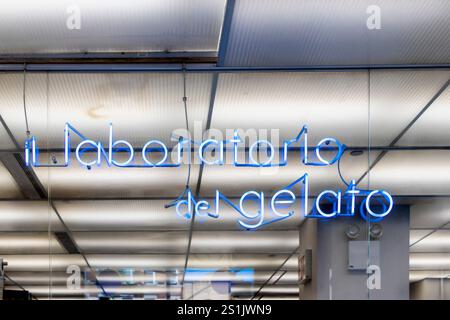 Insegna al neon con scritta "il laboratorio del gelato" in lettere blu, che si riflette in vetro con un moderno sfondo interno gelateria New york City usa Foto Stock