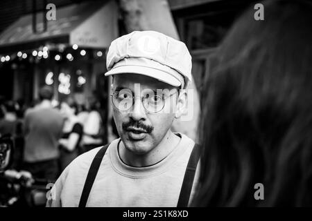 Uomo con baffi vestito di Luigi super mario verde in Tompkins Square Halloween Dog Parade 2024 manhattan New york City USA Foto Stock