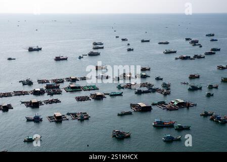 Un grande specchio d'acqua con molte barche galleggianti su di esso. Alcune barche sono piccole e altre grandi Foto Stock