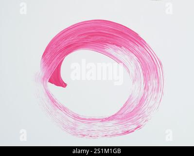 Cerchio dipinto a mano con vernice magenta ad acquerello su sfondo bianco. Elemento grafico. Foto Stock