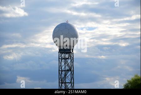 LE PREVISIONI: Un radar meteorologico doppler che appare come un grande pallone da calcio si trova in cima a una torre in una giornata parzialmente nuvolosa a Woodbridge, New Jersey Foto Stock
