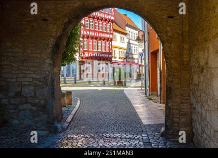 Ammira la città vecchia di Bad Langensalza, Turingia, Germania attraverso un arco in pietra Foto Stock