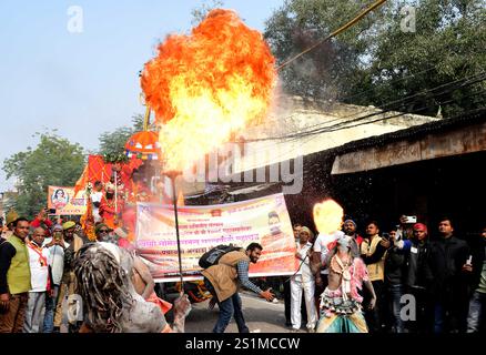 Prayagraj, Uttar Pradesh, India. 4 gennaio 2025. Prayagraj: Gli artisti si esibiscono durante il Sadhus di ''Shri Panchayati Akhara Niranjai'' prendono parte alla processione di Peshwai in vista del Maha Kumbh Festival a Prayagraj sabato 4 gennaio 2025. (Credit Image: © Prabhat Kumar Verma/ZUMA Press Wire) SOLO PER USO EDITORIALE! Non per USO commerciale! Foto Stock