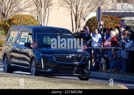 Americus, Georgia, Stati Uniti. 4 gennaio 2025. Un focolare che porta la bara dell'ex presidente Jimmy Carter si allontana dal Phoebe Sumter Medical Center in viaggio verso il Carter Presidential Center di Atlanta, dove si troverà in posa come parte del suo funerale di stato. Carter è stato il 39° presidente degli Stati Uniti d'America dal 1977 al 1981 ed è stato il presidente più longevo della storia degli Stati Uniti quando morì il 29 dicembre 2024 all'età di 100 anni. (Crediti: Billy Suratt/Apex MediaWire via Alamy Live News) Foto Stock