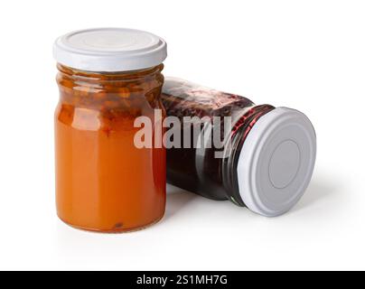 Due vasetti di marmellate fruttate isolate su sfondo bianco con percorso di ritaglio Foto Stock