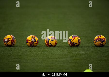 Una vista generale di alcune palle di riscaldamento prima della partita EFL League One tra Cambridge United e Bristol Rovers al Cledara Abbey Stadium. Foto Stock