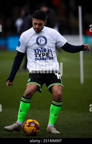 Ruel Sotiriou dei Bristol Rovers si scalda prima della partita di EFL League One tra Cambridge United e Bristol Rovers al Cledara Abbey Stadium di Cam Foto Stock