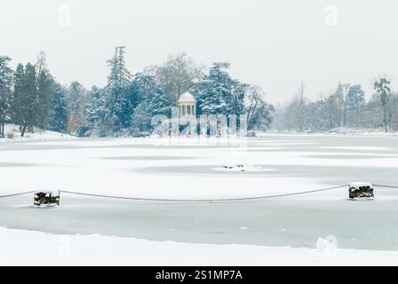 Lago ghiacciato a Bois de Vincennes, Parigi, Francia Foto Stock