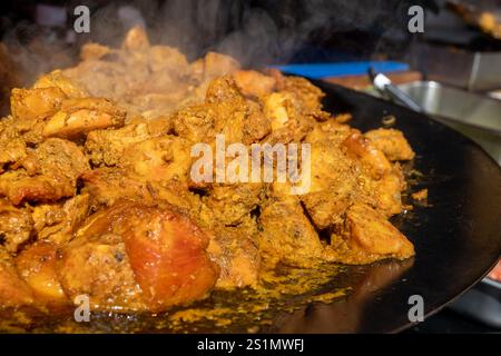 Street food, pezzi speziati di carne alla griglia per shawarma o kebab sul mercato alimentare settimanale di Londra, Regno Unito Foto Stock