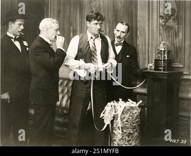 George Bancroft, Lawford Davidson, Brandon Hurst e Crauford Kent in 'The Wolf of Wall Street' (1929) un film statunitense diretto da Rowland V. Lee Archive American Movie Photograph, 1928 Foto Stock