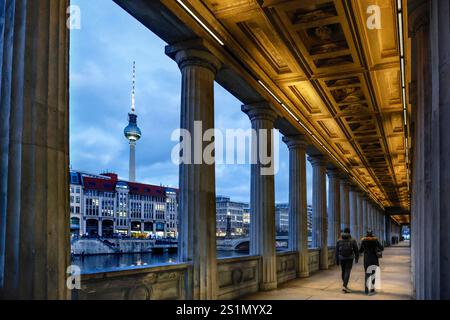 Arkadengang Beleuchteter Arkadengang an der alten Nationalgallerie, Blick auf die Spree und den Fernsehturm, Berlin, 02.01.2025 Deutschland *** Arcade illuminato presso la vecchia Galleria Nazionale, veduta della Sprea e della torre televisiva, Berlino, 02 01 2025 Germania Foto Stock