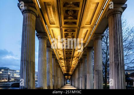 Arkadengang Beleuchteter Arkadengang an der alten Nationalgallerie, Berlino, 02.01.2025 Deutschland *** Arcade illuminato presso la vecchia National Gallery, Berlino, 02 01 2025 Germania Foto Stock