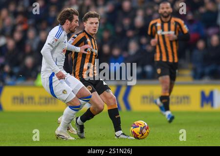 Regan Slater dell'Hull City e Joe Rothwell del Leeds United durante la partita del campionato Sky Bet tra Hull City e Leeds United all'MKM Stadium di Kingston upon Hull, sabato 4 gennaio 2025. (Foto: Scott Llewellyn | mi News) crediti: MI News & Sport /Alamy Live News Foto Stock