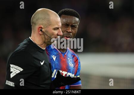 LONDRA, Regno Unito - 4 gennaio 2025: Marc Guehi di Crystal Palace discute con l'arbitro Tim Robinson durante la partita di Premier League tra Crystal Palace FC e Chelsea FC al Selhurst Park (credito: Craig Mercer/ Alamy Live News) Foto Stock