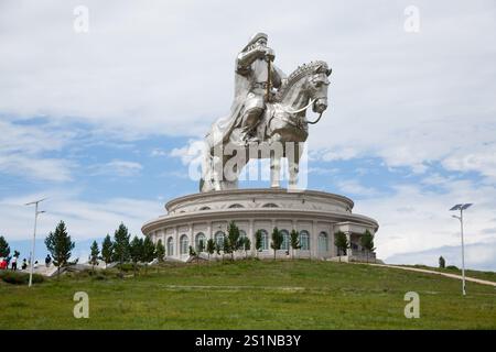 Vista della statua equestre di Gengis Khan, Mongolia. La statua equestre più alta del mondo Foto Stock