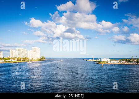 Vista panoramica del paesaggio di Fort Lauderdale a bordo di una nave da crociera mentre si parte da Port Everglades per una crociera ai Caraibi. Foto Stock