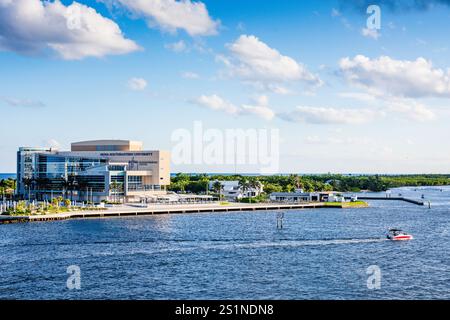 Vista panoramica del paesaggio urbano di Fort Lauderdale, incluso il campus dell'Halmos College della Nova Southeastern University, a bordo di una nave da crociera in partenza dal porto Foto Stock