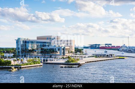 Vista panoramica del paesaggio urbano di Fort Lauderdale, incluso il campus dell'Halmos College della Nova Southeastern University, a bordo di una nave da crociera in partenza dal porto Foto Stock