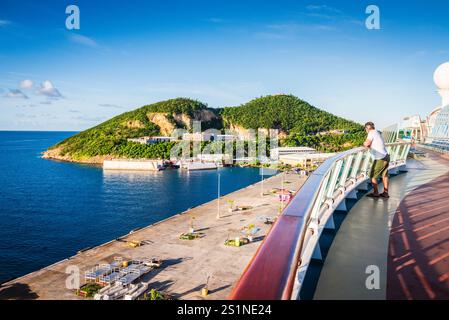 St. Thomas, USVI USA - 27 novembre 2017: Nave da crociera Serenade of the Seas, passeggero che guarda al molo di Crown Bay. Foto Stock