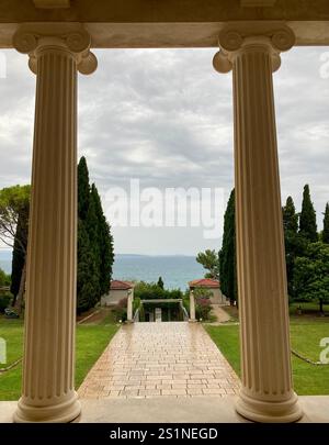 Statue, sculture e opere d'arte di Ivan Mestrovic, nella casa e galleria della sua famiglia modernista costruita dallo stesso Mestrovic nel 1939, a Spalato, Croazia. Foto Stock