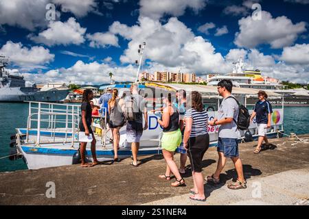 Martinica, Indie occidentali francesi - 28 novembre 2017: I passeggeri della nave da crociera salgono a bordo per l'escursione a terra. Foto Stock