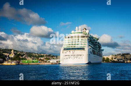 Martinica, Indie occidentali francesi - 28 novembre 2017: Nave da crociera Royal Caribbean Serenade of the Seas ormeggiata al molo delle navi da crociera di Fort de France. Foto Stock