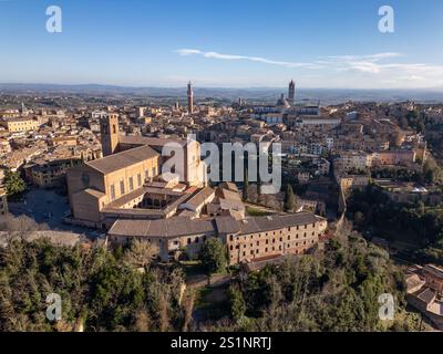 Questa foto aerea con drone mostra il centro storico di Siena in Toscana, Italia. Siena è famosa per la sua splendida cattedrale e la sua cupola. Foto Stock