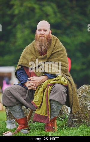 Hojbjerg, Danimarca, 27 luglio 2024: Uomo a un festival vichingo Foto Stock