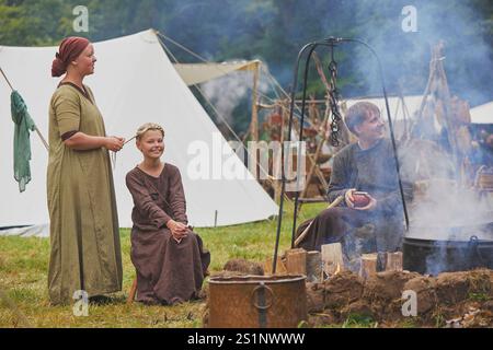 Hojbjerg, Danimarca, 27 luglio 2024: Famiglia a un festival vichingo Foto Stock