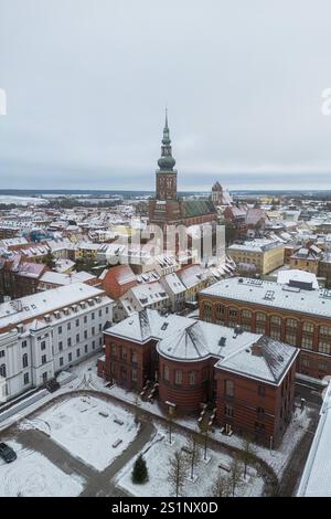 Blick auf den Dom St. Nikolai und die Hansestadt Greifswald von oben. GER, Universitäts- und Hansestadt Greifswald, HGW, Greifswald, Winter, Schnee, Drohnenaufnahme, Drohne, Luftaufnahme Greifswald Meclemburgo-Vorpommern Deutschland *** Vista della Cattedrale di San Nicola e della città anseatica di Greifswald dall'alto GER, Università e città anseatica di Greifswald, HGW, Greifswald, inverno, neve, drone shot, drone, vista aerea Greifswald Meclemburgo Vorpommern Germania Foto Stock