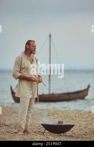 Hojbjerg, Danimarca, 27 luglio 2024: Vichingo vicino al mare serale Foto Stock